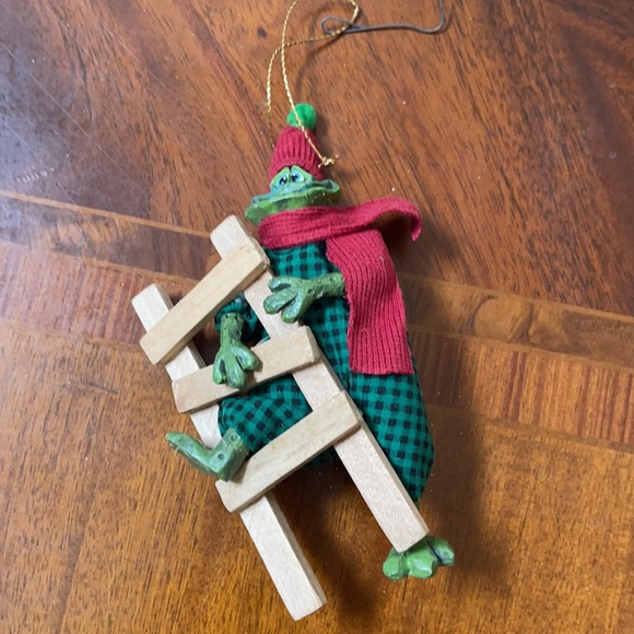 Winter Frog on Xmas Ladder Ornament - Picture 3 of 4